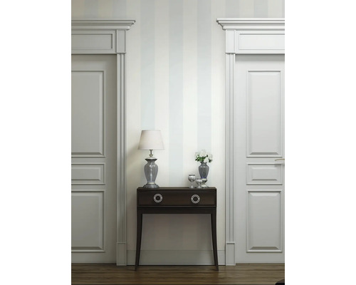 Chodba s konzolou, lampou a dvoma dverami