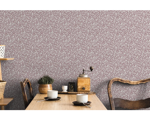 Obývacia izba s kvetinovou tapetou a dreveným jedálenským stolom