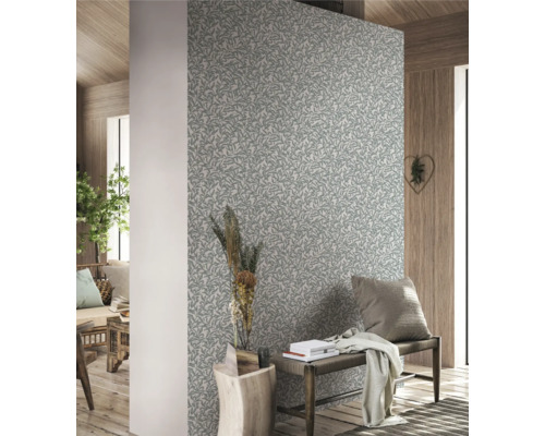 Obývacia izba so vzorovanou tapetou, lavicou a dekoráciami pre útulnú atmosféru.