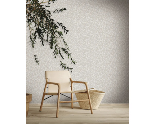 Miestnosť so vzorovanou tapetou, drevenou stoličkou a košom