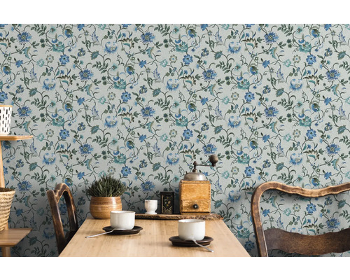 Scéna s kvetinovou tapetou v jedálni.