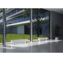 Moderná architektúra s radiátormi pred panoramatickým oknom