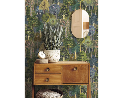 Interiérové predmety pred stenou s motívom lesa.