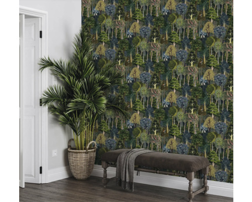 Pohľad na izbu s tapetou s motívom lesa, izbovou rastlinou v košíku a lavicou s dekou.