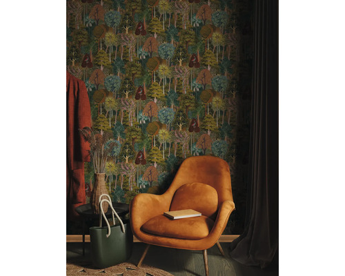 Návrh interiéru s tapetou s lesným vzorom, kreslom, taškou a dekoratívnymi predmetmi pre útulnú atmosféru