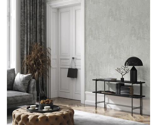 Obývacia izba s tapetou s motívom lesa, pohovkou, závesom a dekoráciami