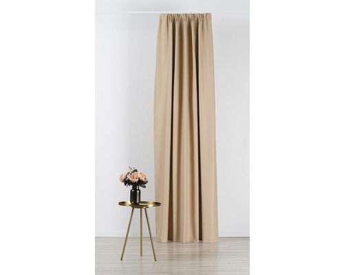 Béžový záves vedľa malého stolíka s kvetinovou vázou