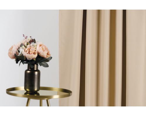 Ozdobné šály s kvetinovou väzbou na stole