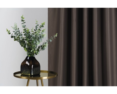 Dekoratívne zátišie so závesom, odkladacím stolíkom a vázou so zelenými rastlinami