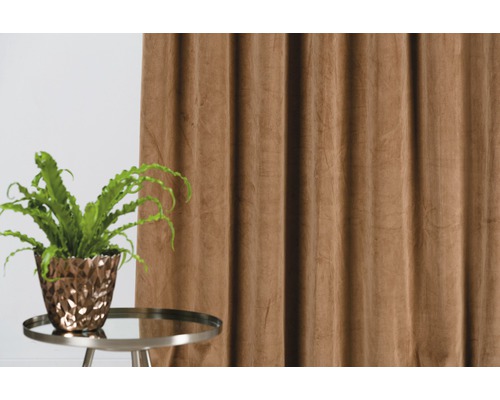 Dekoratívne šály a črepníková rastlina na odkladacom stolíku