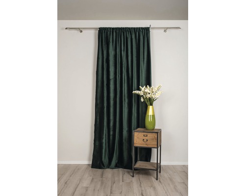 Dekoratívny zelený záves s vázou a nočným stolíkom