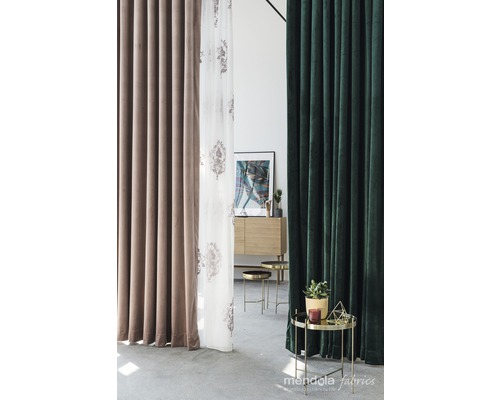 Interiérový pohľad so závesmi rôznych farieb a textúr pre dizajn interiéru