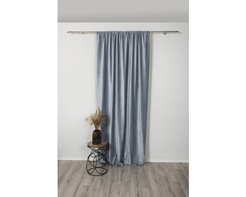 Dekoratívna izba so závesom na záclonovej tyči a malým stolíkom s vázou.