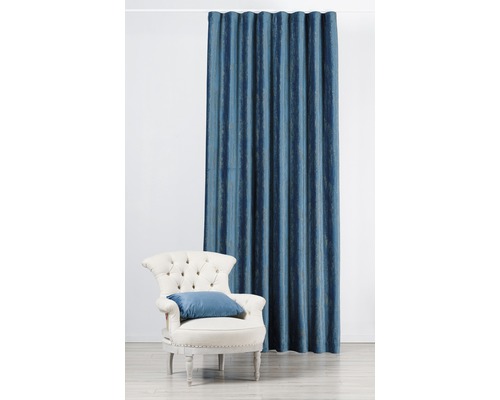 Dekoratívne obytné prostredie so závesom a kreslom