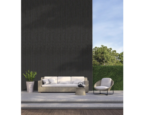 Terasa s pohovkou, kreslom, odkladacím stolíkom a rastlinou pred fasádou s lamelami