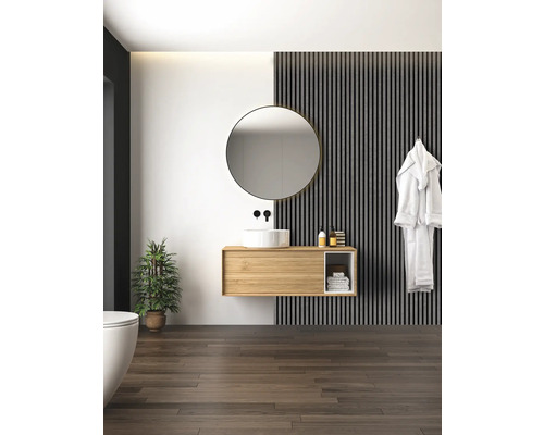 Moderná kúpeľňa s umývadlom, zrkadlom a dekoráciami