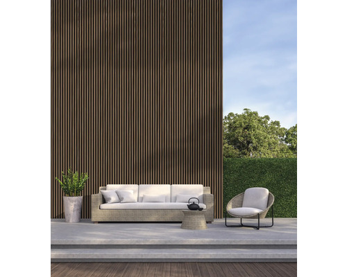 Vonkajší priestor s pohovkou, kreslom, stolom a zvislým dreveným obkladom na stene