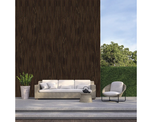 Svetlá pohovka a kreslo na terase s drevenou lamelovou stenou