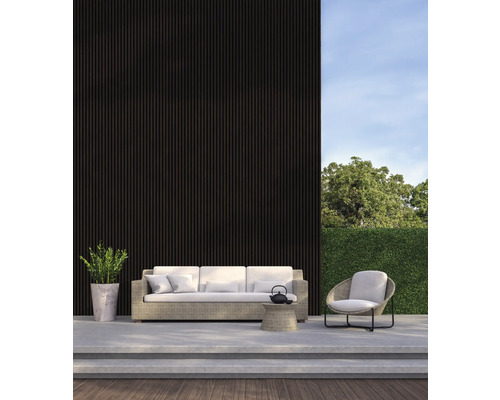 Vonkajší priestor so záhradným nábytkom, ako je pohovka, kreslo a príručný stolík na terase