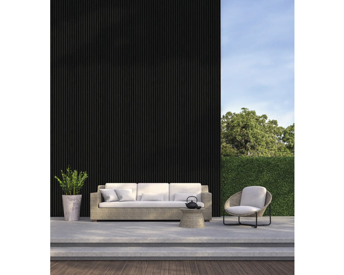 Terasa so sedením pozostávajúca z pohovky, kresla a malého stolíka pred čiernou stenou
