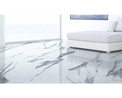 Svetlá miestnosť s podlahovými dlaždicami so vzhľadom mramoru a sedacím prvkom