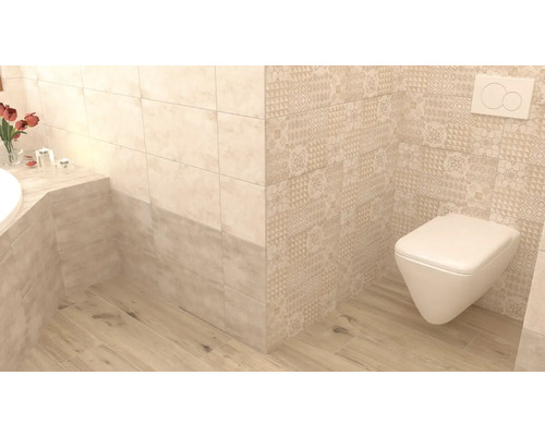 Svetlá kúpeľňa s obkladmi so vzhľadom dreva a závesným WC.