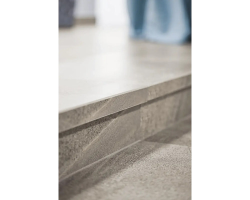 Detail dlaždíc na schodisku