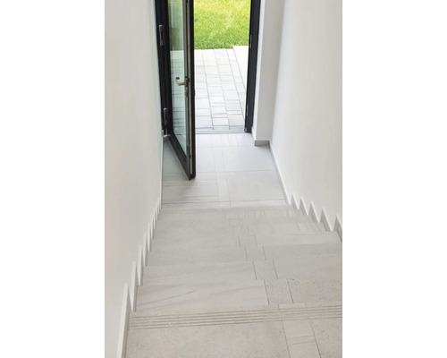 Schodisko s dlaždicami a čiastočne otvorenými dverami do záhrady