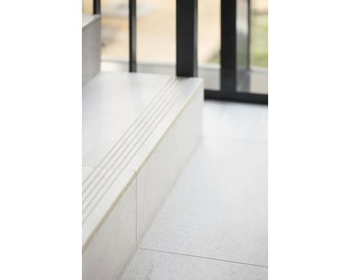 Detailný záber schodiska s dlaždicovými schodmi a protišmykovými pásikmi