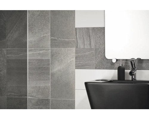 Moderná kúpeľňa so sivými obkladmi, čiernym umývadlom a zrkadlom