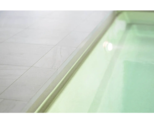 Detailný záber dlaždíc vedľa bazéna.