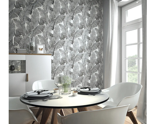 Jedáleň s jedálenským stolom a tapetou s listami