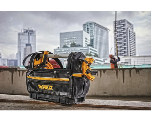 Taška na náradie DeWALT s panorámou mesta v pozadí