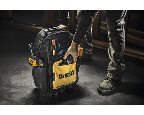 Batoh na náradie DeWalt s osobou vkladajúcou náradie