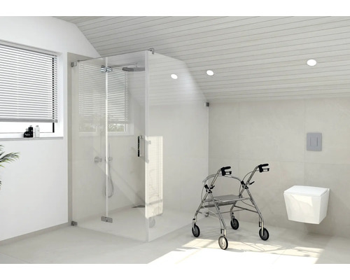 Bezbariérová kúpeľňa s rovnou sprchou, chodúľkou a závesným WC.