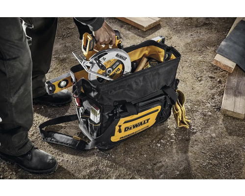 Taška na náradie s náradím, ako je kotúčová píla a vodováha