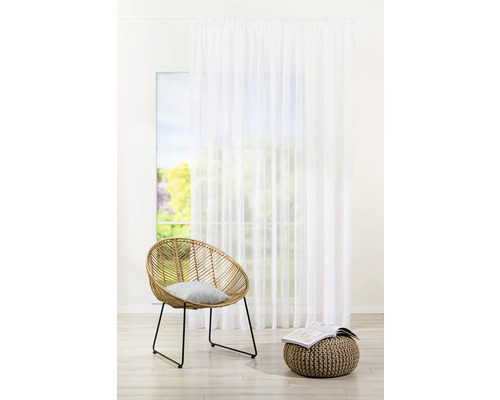 Svetlá miestnosť s oknom, závesom, kreslom a stoličkou