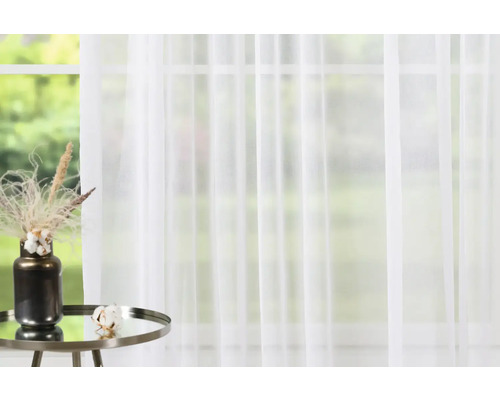 Biela, priehľadná záclona pred oknom s denným svetlom