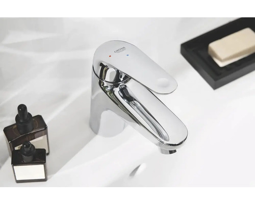 Lesklá vodovodná batéria Grohe na umývadle s kozmetickými produktmi