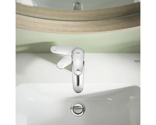 Logo Grohe na umývadle s batériou