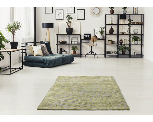 Obývacia izba so vzorovaným kobercom, rozkladacou pohovkou a regálmi