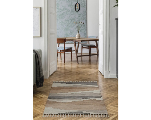 Chodba s pruhovaným kobercom na drevenej podlahe