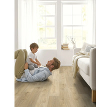 Svetlá obývacia miestnosť s laminátovou podlahou, otec a dieťa sa hrajú