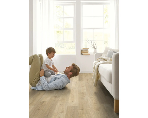 Svetlá obývacia miestnosť s laminátovou podlahou, otec a dieťa sa hrajú