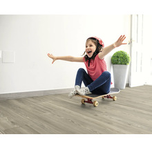 Dievča s helmou a skateboardom na svetlej drevenej podlahe