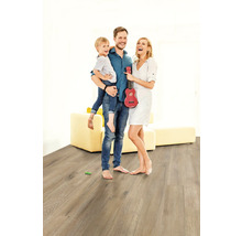 Rodina s dieťaťom a ukulele na laminátovej podlahe v svetlej obývacej izbe