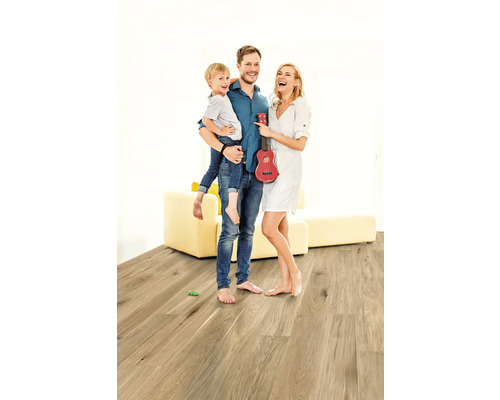 Rodina s dieťaťom a červeným ukulele na drevenej podlahe vo svetlej miestnosti