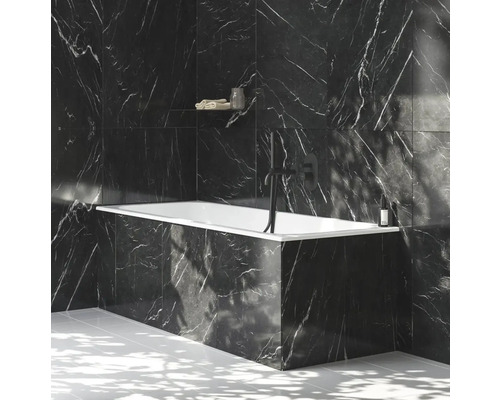 Kúpeľňa s čiernou mramorovou stenou a obdĺžnikovou vaňou