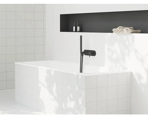 Kúpeľňa s vaňou, čierna sprchová armatúra a polica