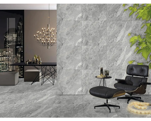 Obývacia izba so sivou mramorovou dlažbou, jedálenský kút a kreslá